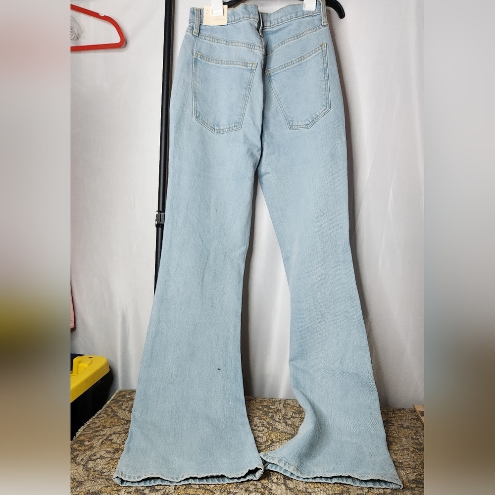 Women's High Rise Flare Jeans - Light Wash Denim - Universal Threads - 6L - Picture 5 of 16
